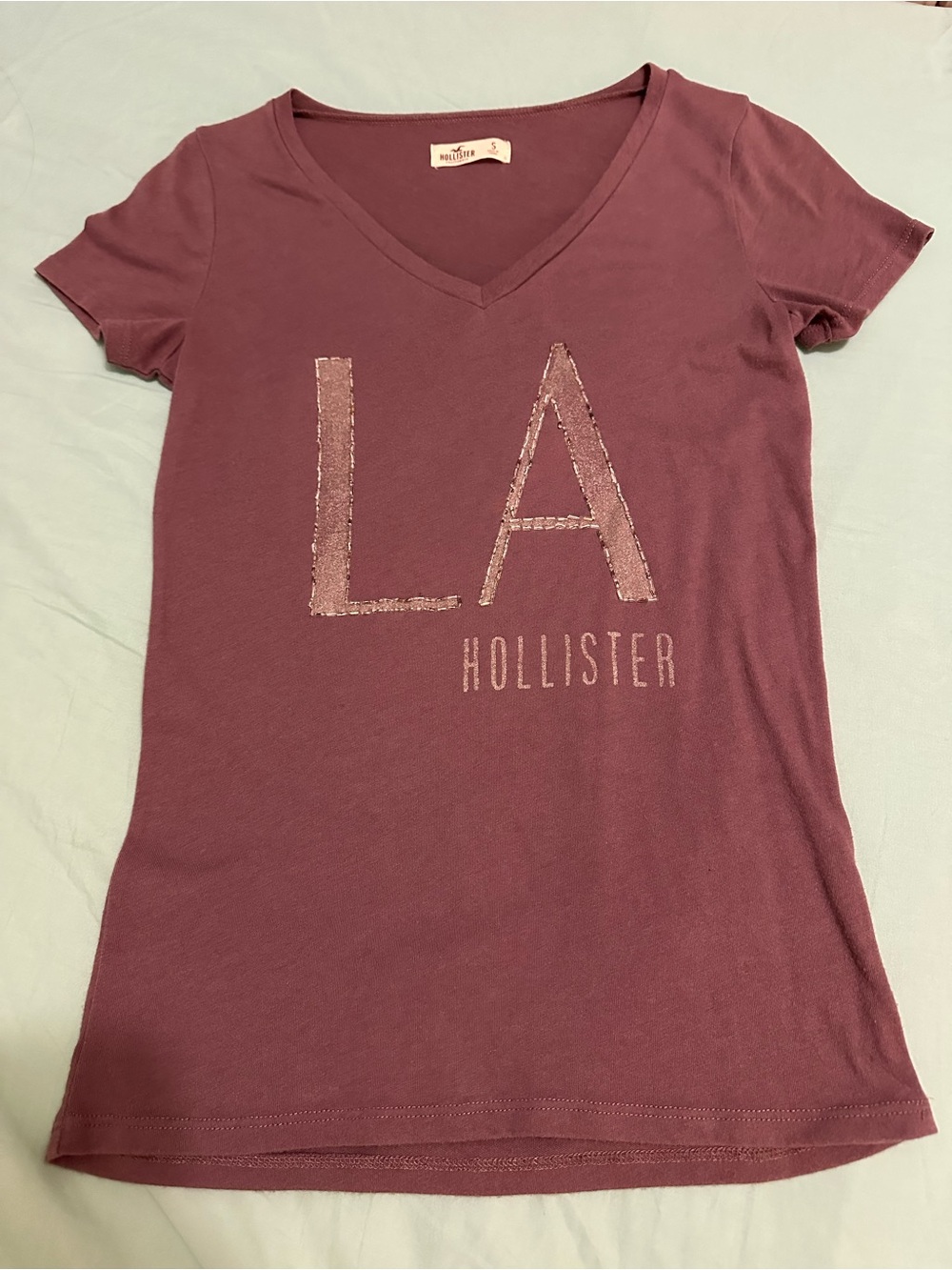 Hollister Women's V-Neck LA Graphic Tee in Dusty Rose